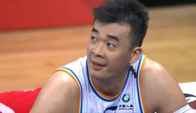 少妇主动帮我戴避孕套